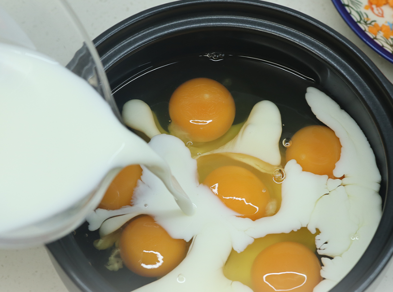 계란찜 맛있게 하는법 : 계란에 우유를 붓고 있다