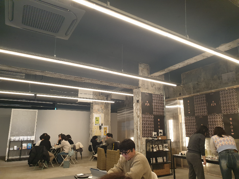 회색톤의 인테리어 노출 천정과 바닥이 모던하면서도 인더스트리얼하다.