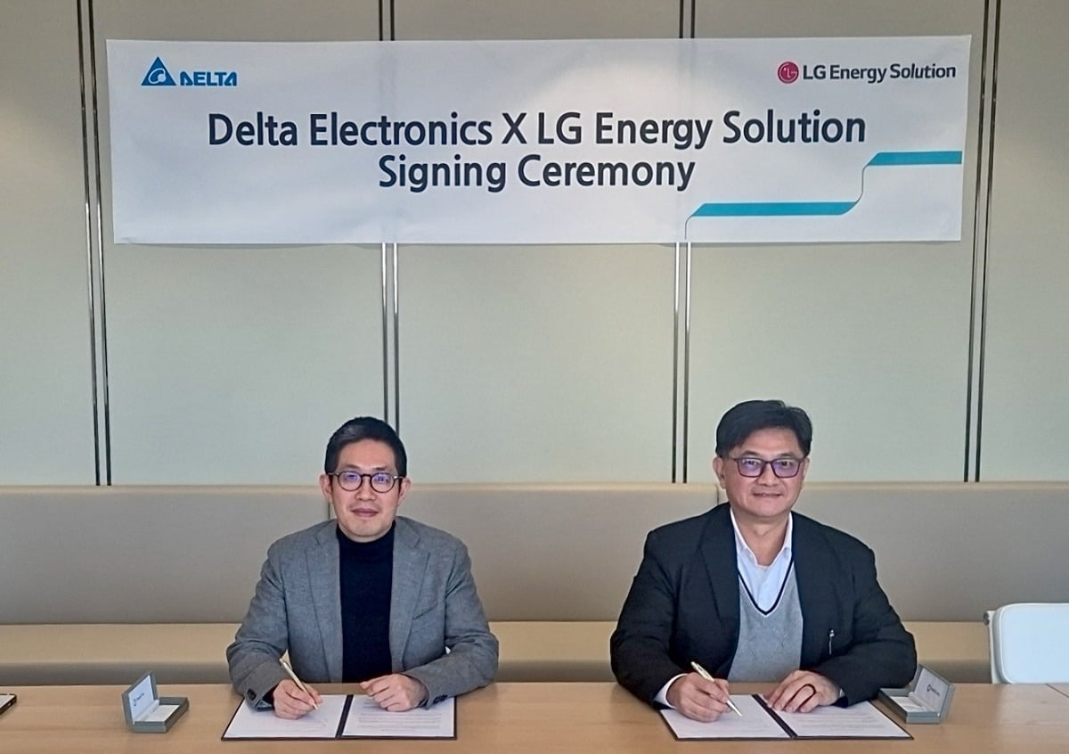 김형식 LG에너지솔루션 ESS전지사업부장과 마이크 왕 델타 일렉트로닉스 PVI 사업부 총괄 책임자가 ESS 배터리 공급에 관한 전략적 파트너십을 맺고 기념사진을 찍고 있다.