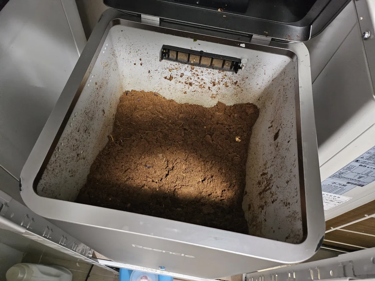 린클 그래비티 내부 통에 가득 찬 분해 결과물