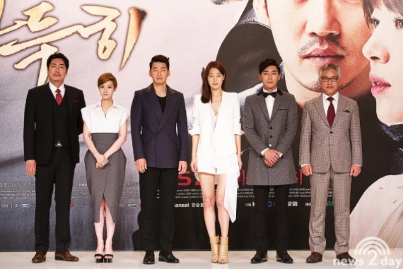 드라마 태양은 가득히 제작발표회에서 주연배우들의 단체사진 중 키가 돋보이는 윤계상