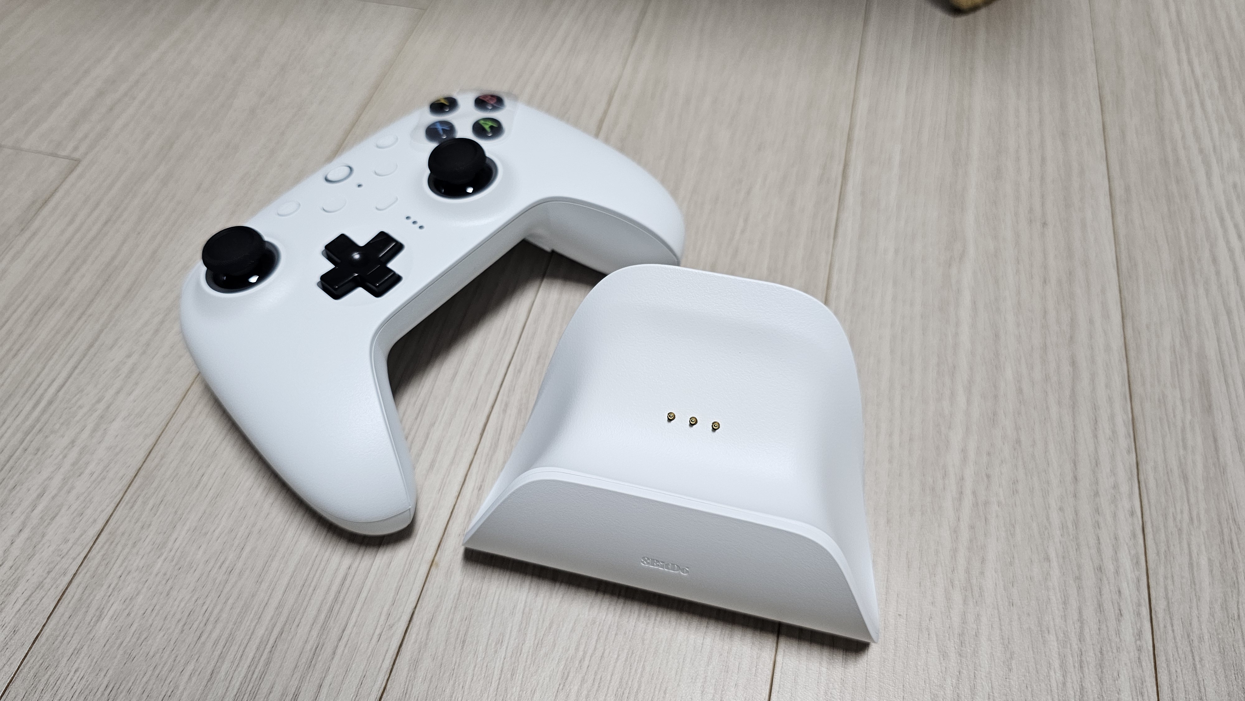 8BitDo 팔비또 전면 디자인과 버튼 배열(닌텐도 ABXY)