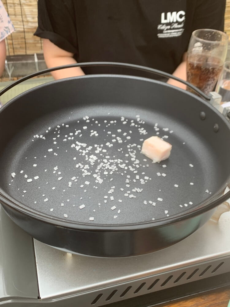 소고기 기름덩어리를 젓가락으로 잡고 기름칠