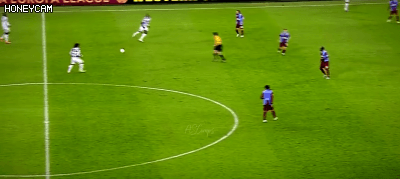 피를로가-후방-미드필드-지역에서-골라인까지-킬패스를 -뿌린다