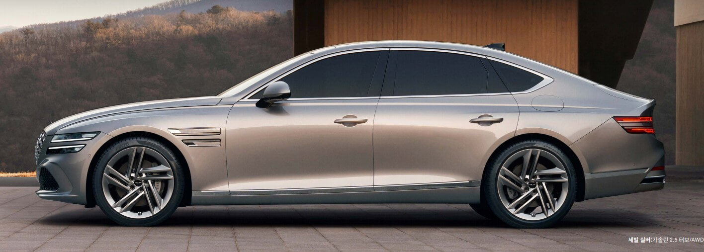 새롭게 추가된 스티어링 휠의 새로운 디자인과 새로운 앰블럼