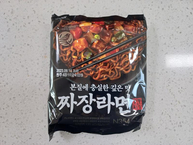 노브랜드 짜장라면 포장 전면