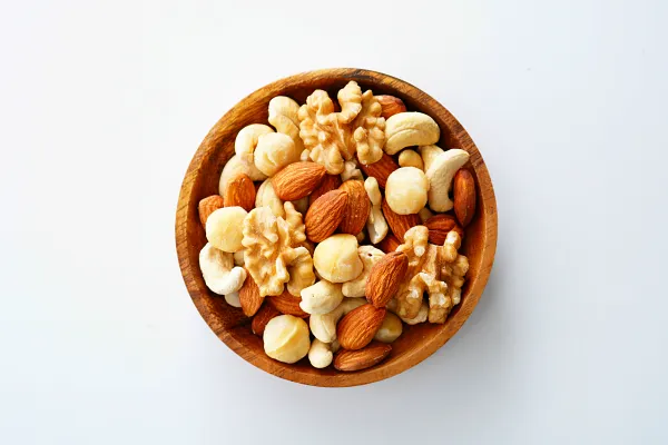 호두, 아몬드, 피스타치오 등의 견과류가 그릇에 담겨있다.