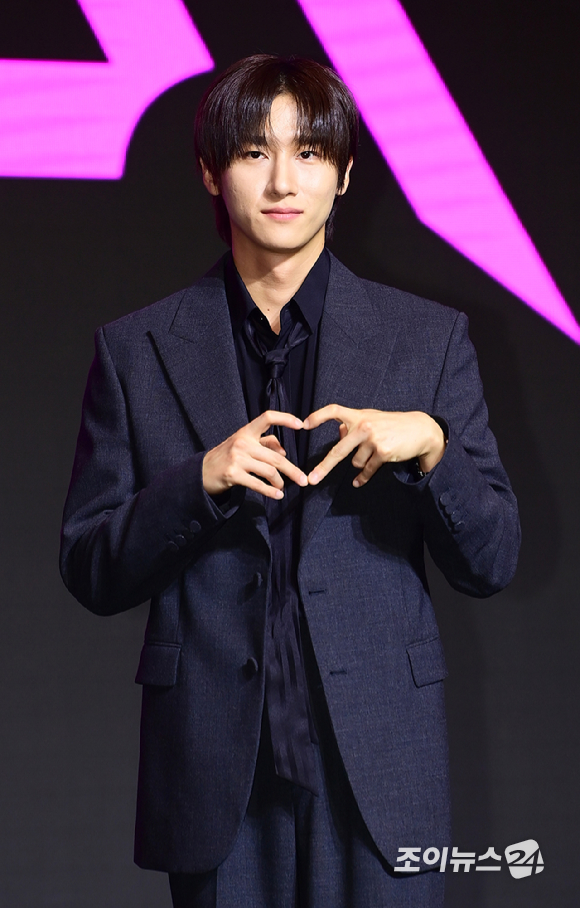 그룹 몬스타엑스 아이엠이 16일 오후 서울 영등포구 여의도 콘래드 호텔에서 열린 몬스타엑스(MONSTA X) 데뷔 10주년 기념 기자간담회에 참석해 포토타임을 갖고 있다. [사진=정소희 기자]