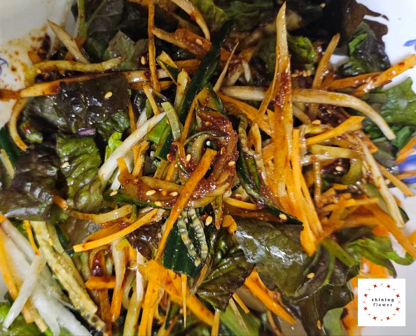 도토리묵무침-양념장에 재료 넣어 무치기