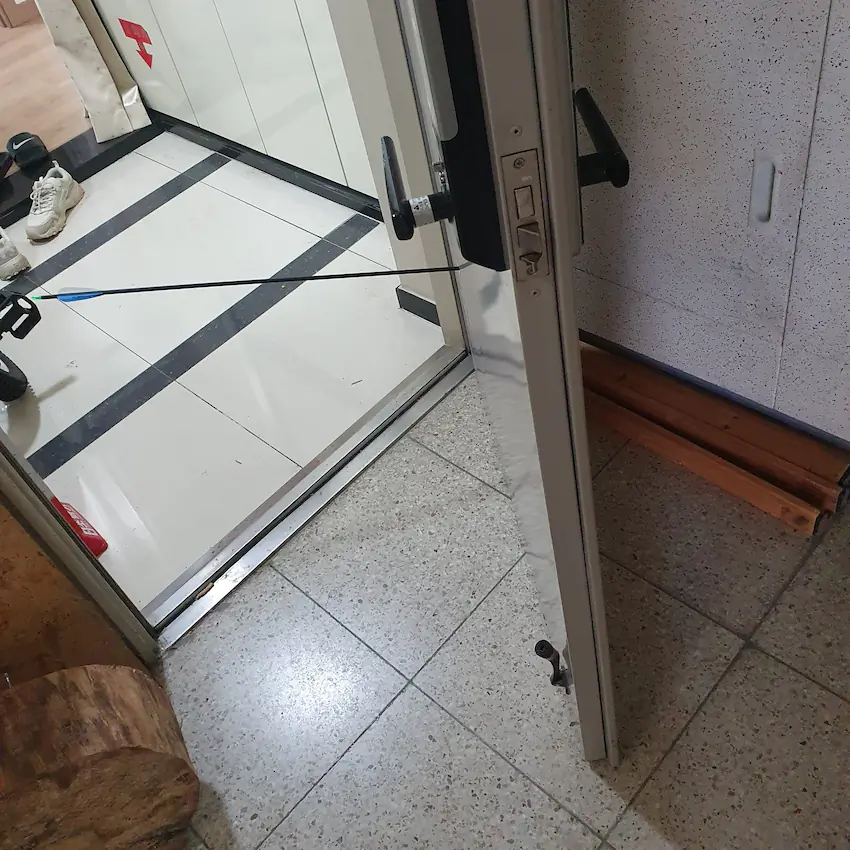 수능 모히칸 머리 컴파운드보우 현관문 뚫어버림