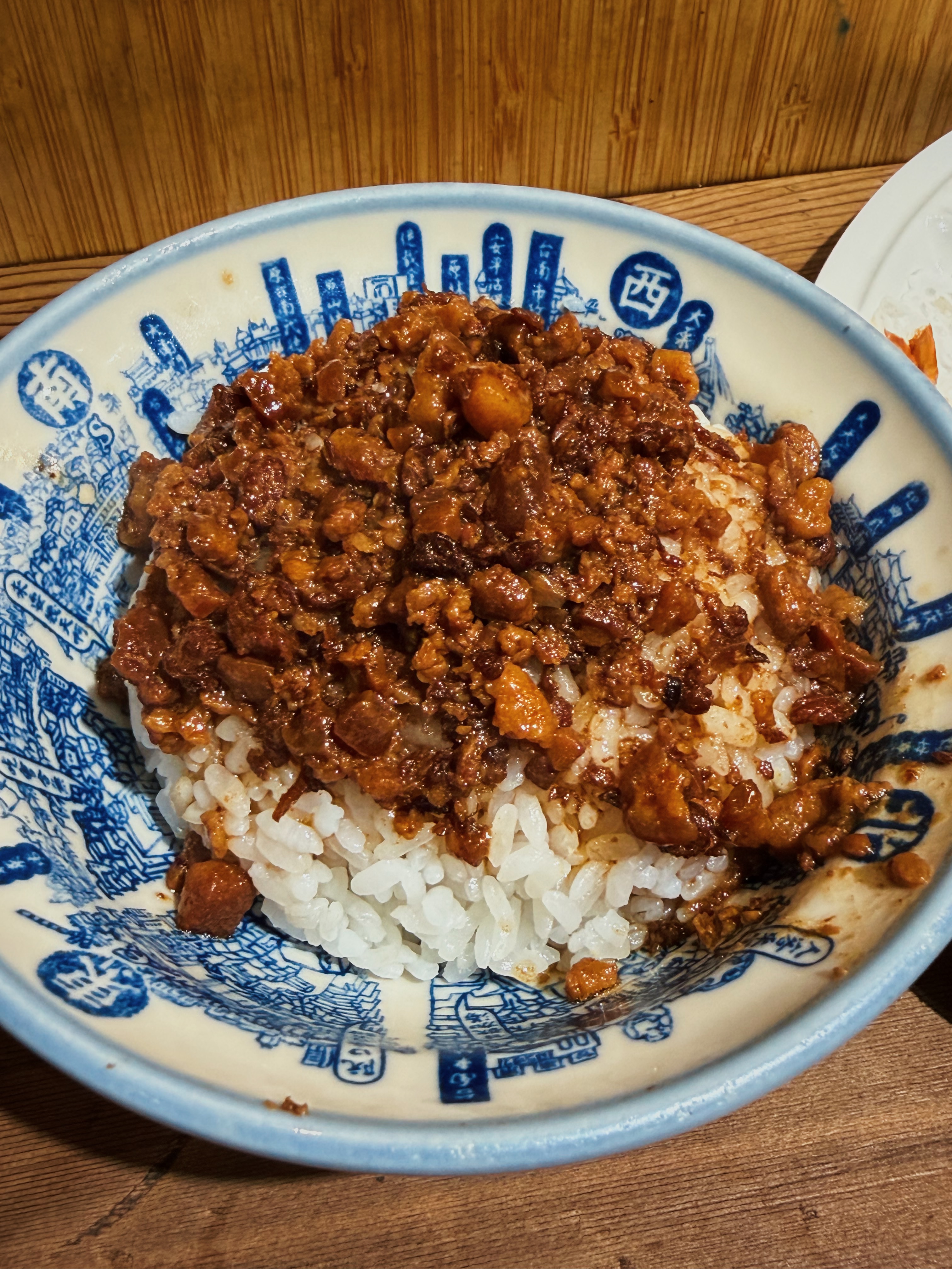 다진 돼지고기 조림을 올린 육조반