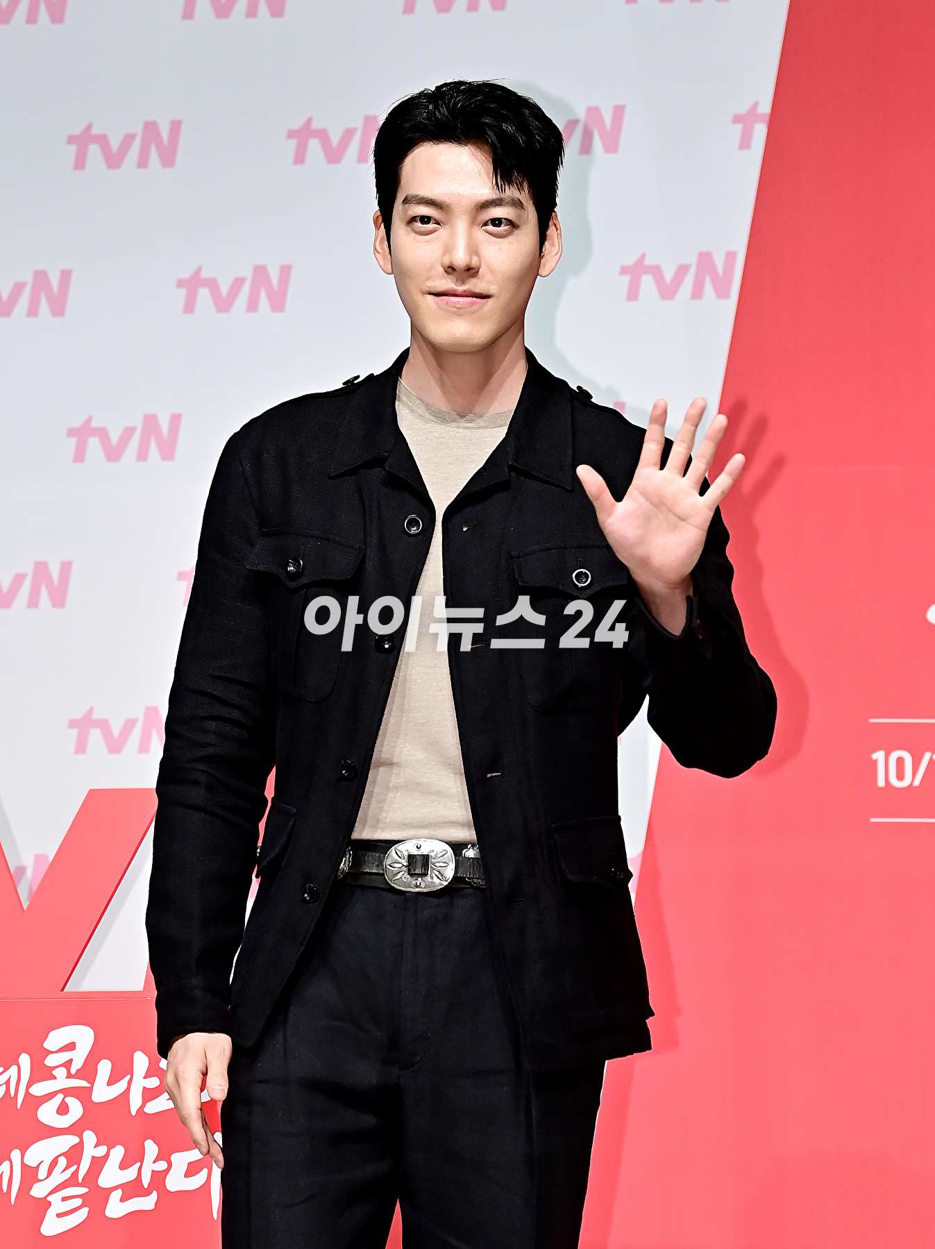 배우 김우빈이 11일 오후 서울 강남구 엘리에나 호텔에서 열린 tvN '콩 심은 데 콩 나고 팥 심은 데 팥 난다' 제작발표회에서 포토타임을 갖고 있다. [사진=곽영래 기자]