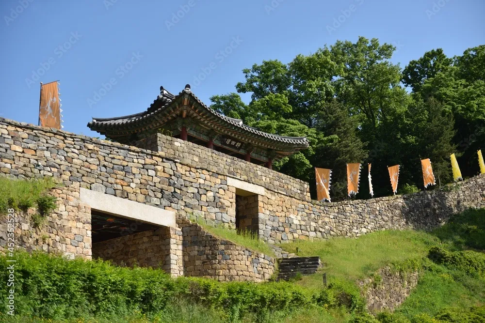 공주 공산성은 백제시대 475년부터 538년에 수도 방어와 왕궁 기능을 수행하던 산성입니다 금강을 끼고 해발 110m 능선에 축조된 포곡형_3