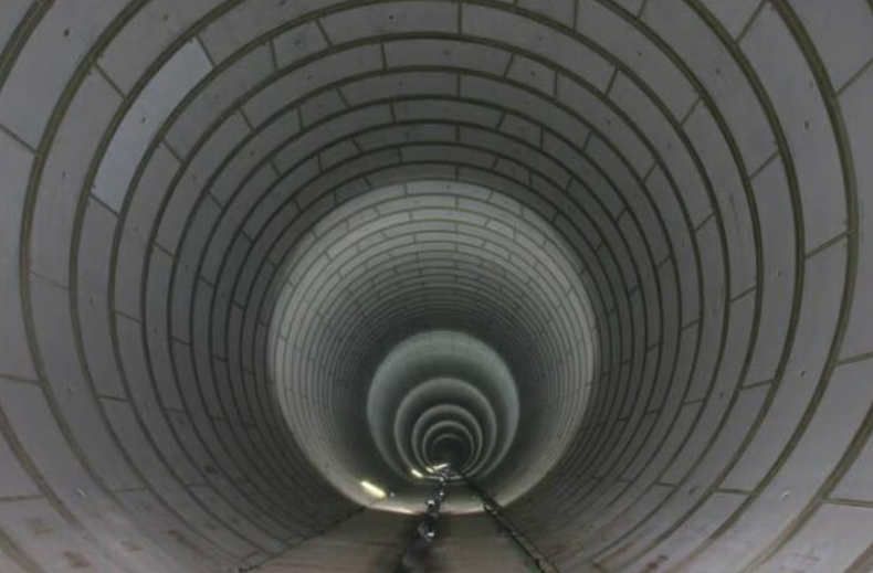 긴 터널이 지하로 이어져 있다.