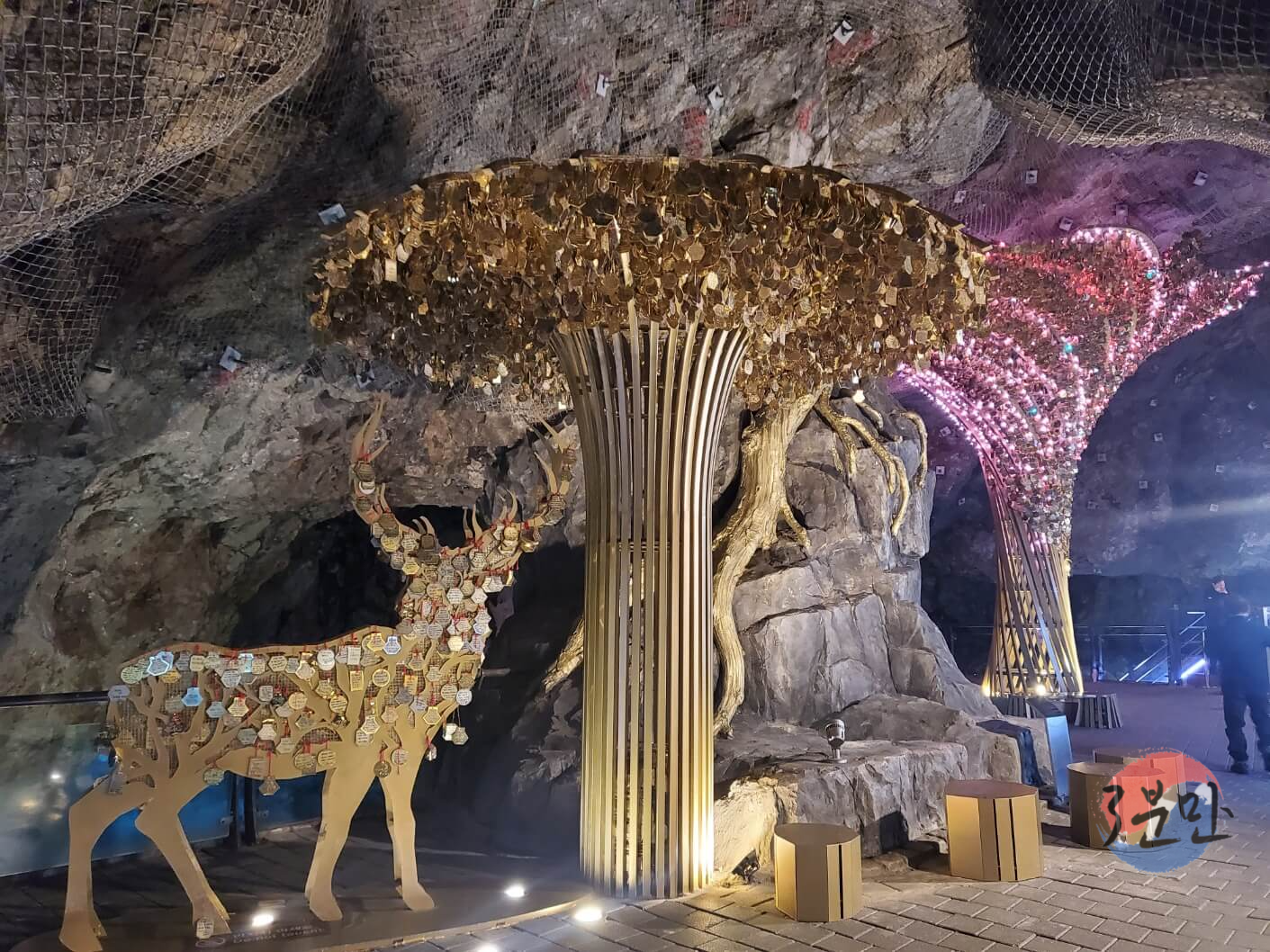 동굴-내부-황금-사슴-나무