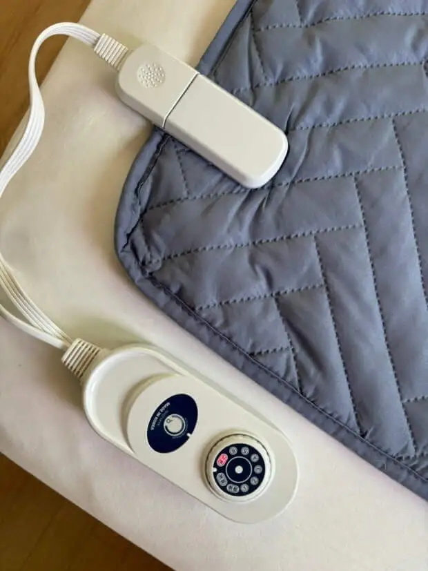 따듯하게 겨울을 나기위해 전기장판 연결해놓은 사진