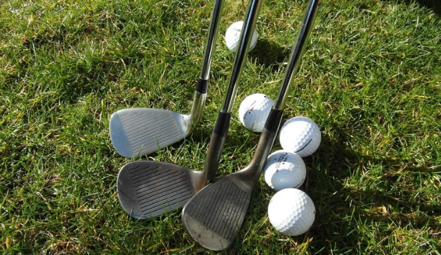 싱글 핸디캡을 목표로 하는 골퍼를 위한 클럽과 볼의 이미지
