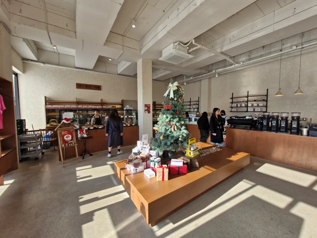 크리스마스-트리가-돋보이는-매장-내부