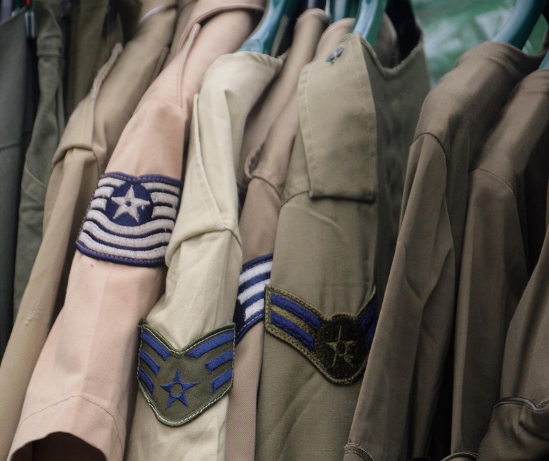 옷걸이에 걸려 있는 군복 상의 12벌