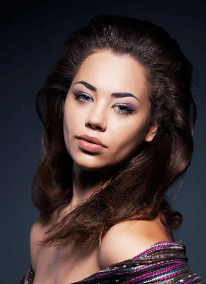 정면을 바라보고 있는 여성