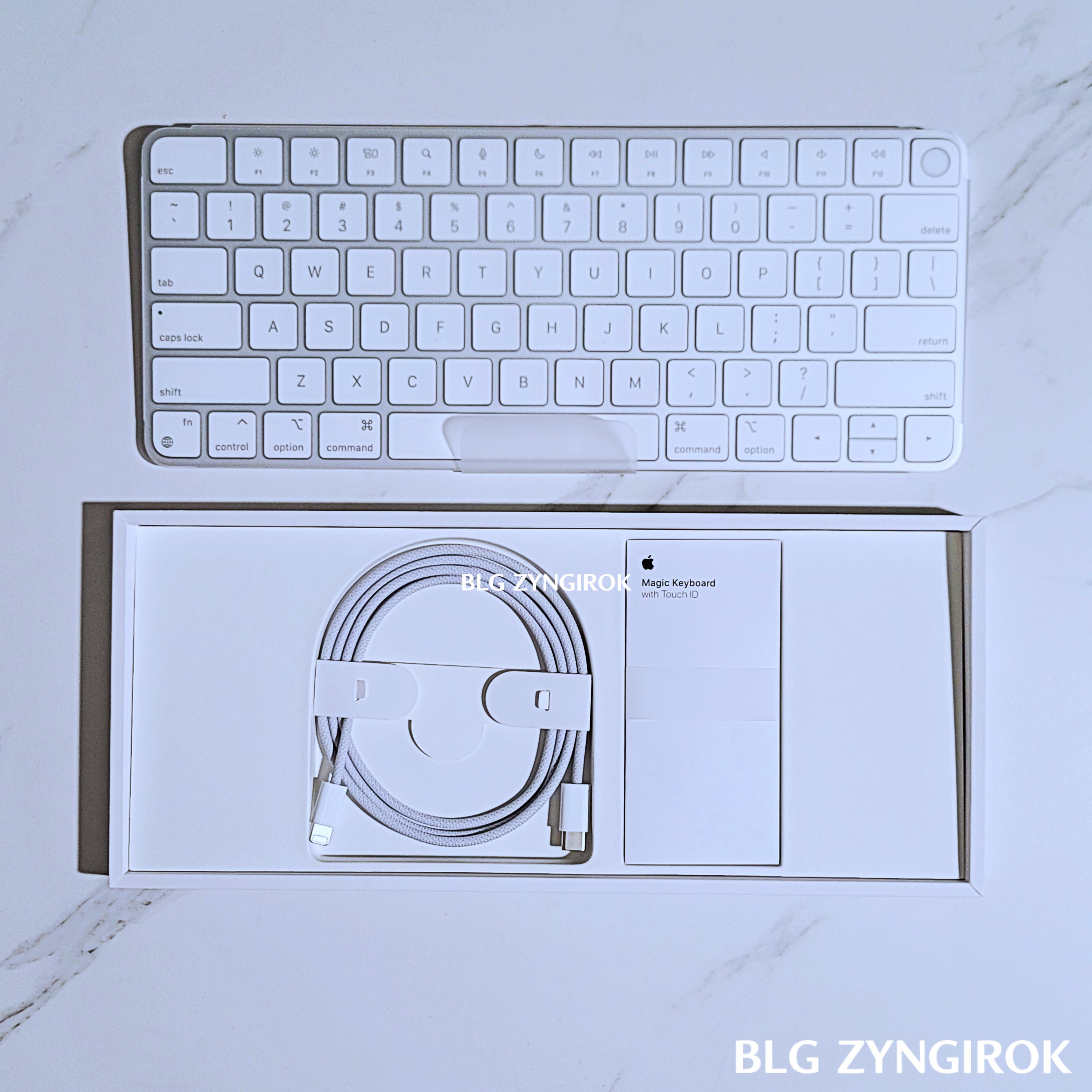 매직 키보드를 상자에서 꺼내면 아래에 설명서와 케이블이 들어있다.
