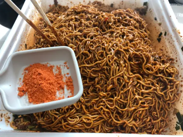 넣지 않고 따로 담아둔 별첨 매운맛 소스