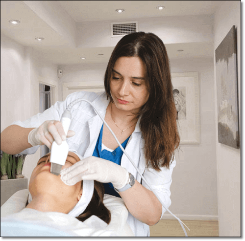 피부 관리 받는 여성