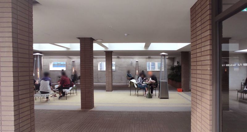 옥상층에 위로 비를 막을수있는 천장이있고 난로가 근처에 배치되어있음