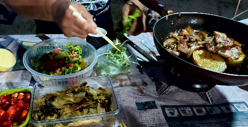 야외 테이블 고기 굽기