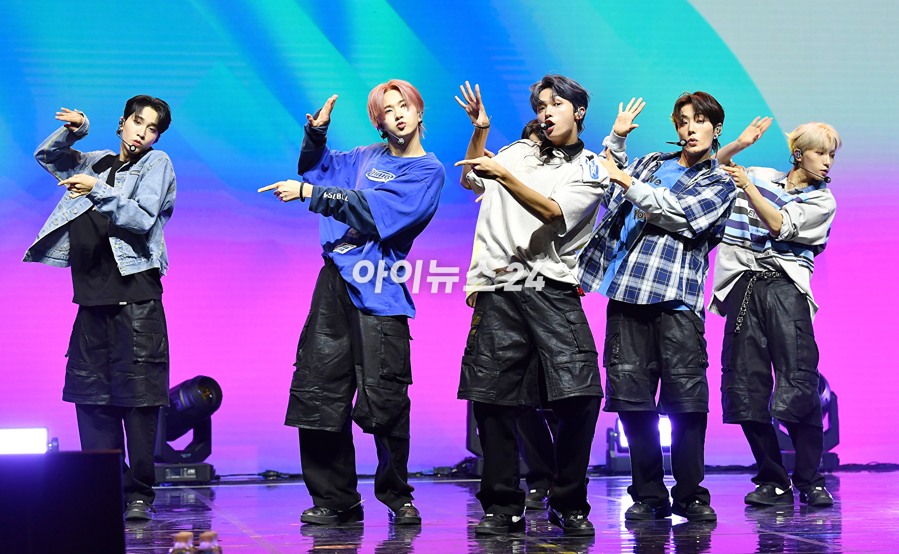 그룹 미래소년이 19일 오후 서울 서대문구 신촌캠퍼스백주년기념관 콘서트홀에서 열린 미니 5집 &#39;Boys will be Boys&#39; 발매 기념 쇼케이스에서 무대를 선보이고 있다. [사진=곽영래 기자]