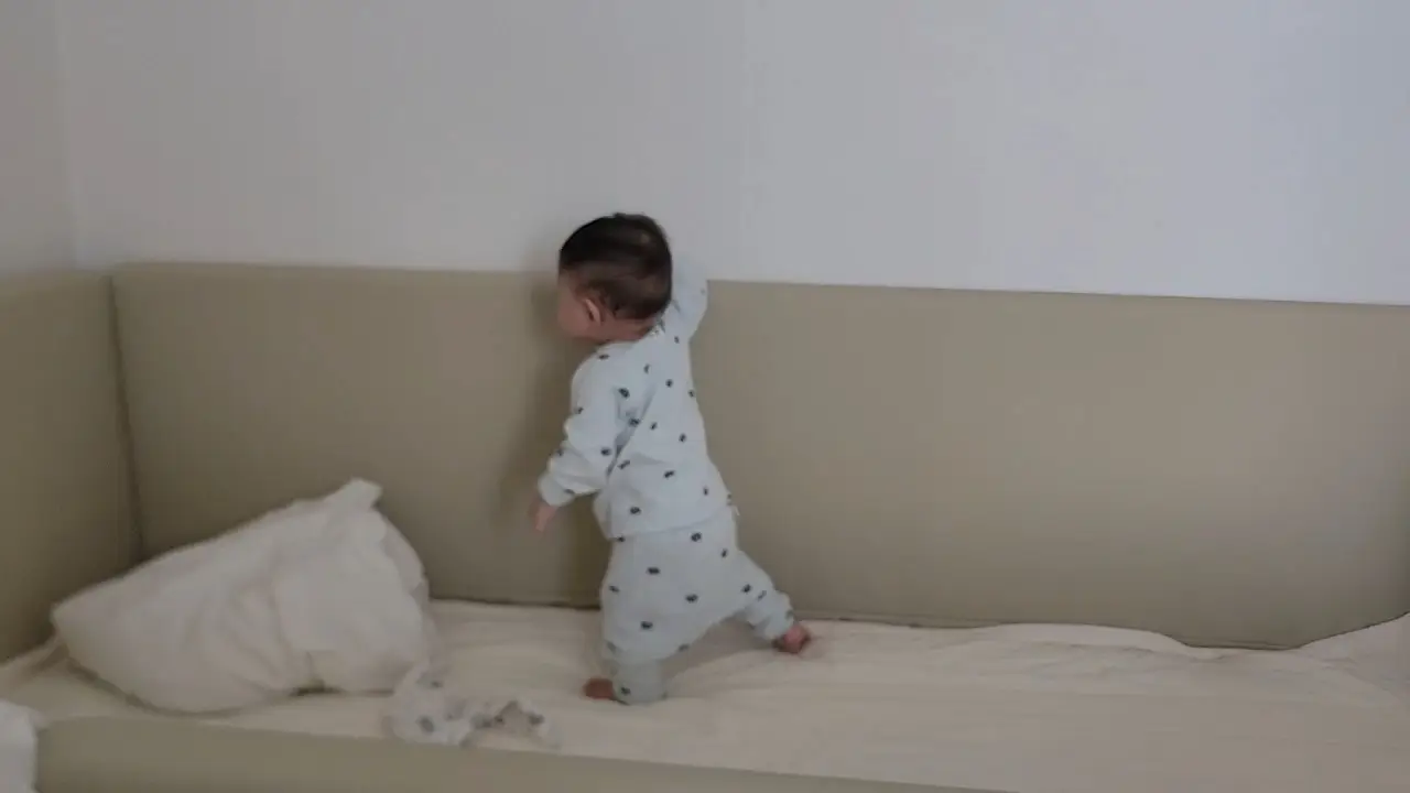 아기침대-데이베드-레이디가구-코쿤-가드잡고-걷는-아기