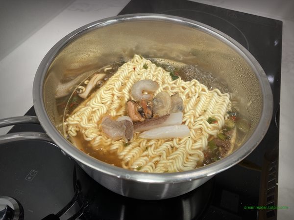 프레머스 냉동 해물 모듬(모둠) 2023년 2~5월 새우, 오징어, 바지락, 홍합 라면 조리