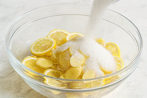 레몬과 생강과 설탕 넣기