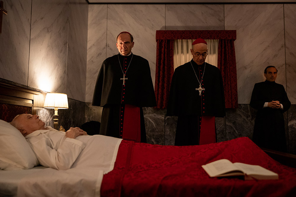 영화 콘클라베 속 교황이 서거하는 모습