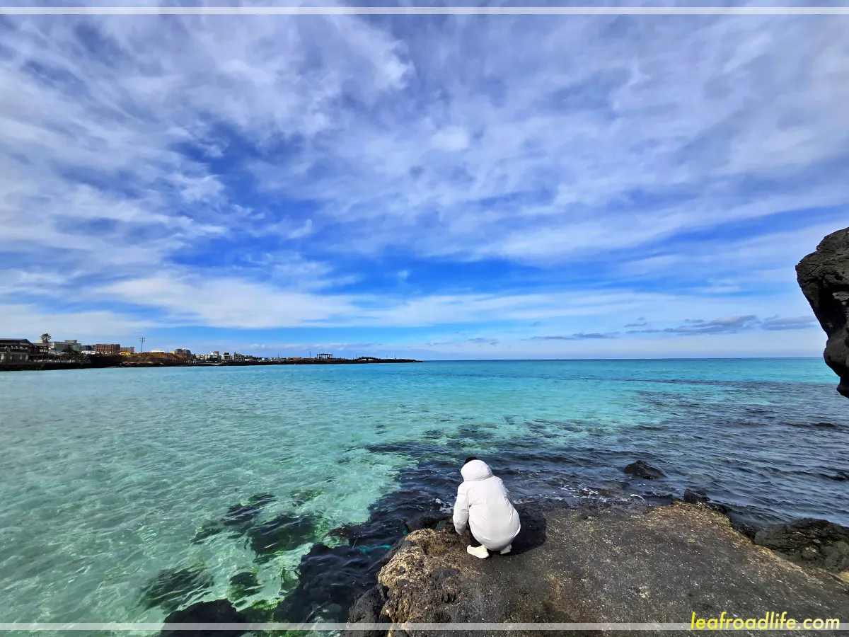 제주-함덕-해수욕장-바다를-바라보는-아이
