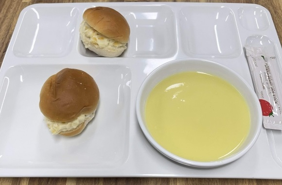 익명의 게시자가 올린 경찰서 구내식당 식단 [사진=블라인드 캡쳐]