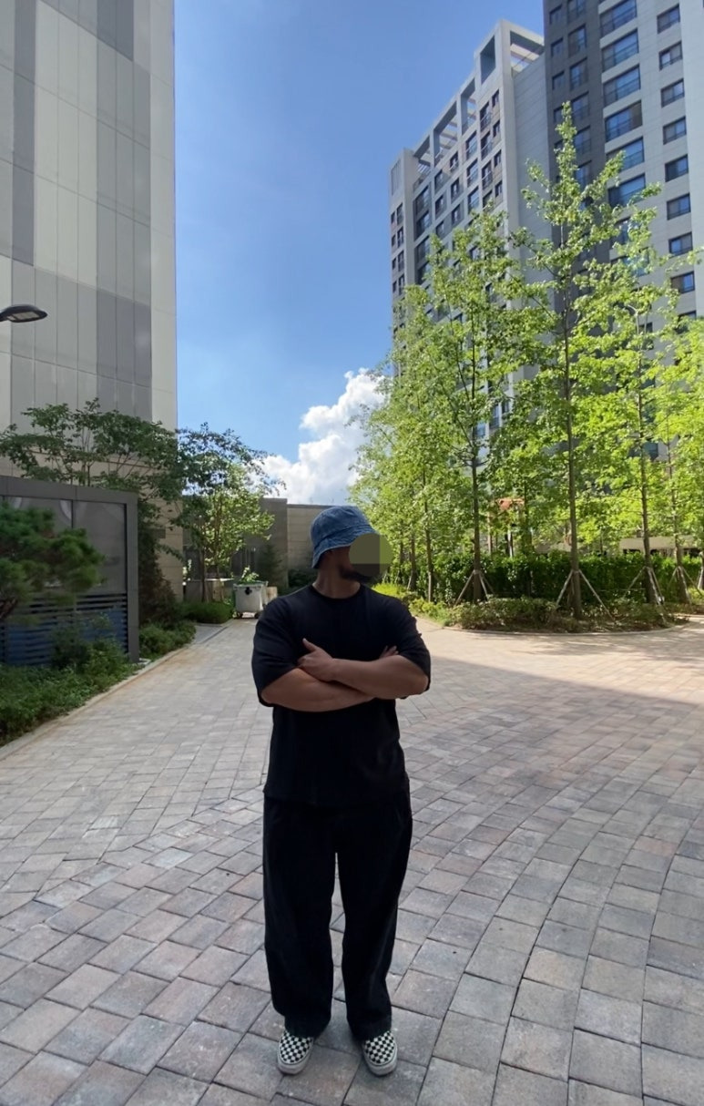 데일리룩(2025. 8. 22.)루오에스펙 오버핏 워싱 라인 빈티지 버킷햇, 어커버 오버사이즈 반팔 티셔츠, 무신사 무신사스탠다드 데님와이드 벌룬팬츠 블랙, 반스 체커보드 슬립온