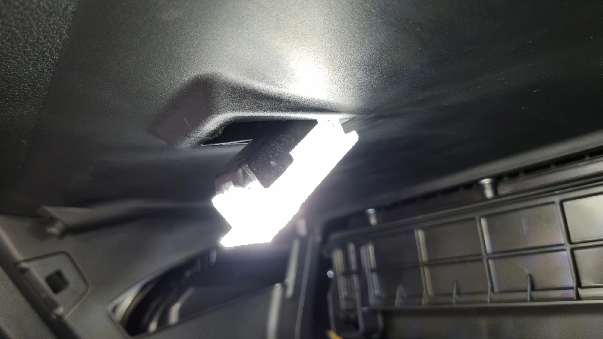 글로브 박스 조명등 끼우는 방향