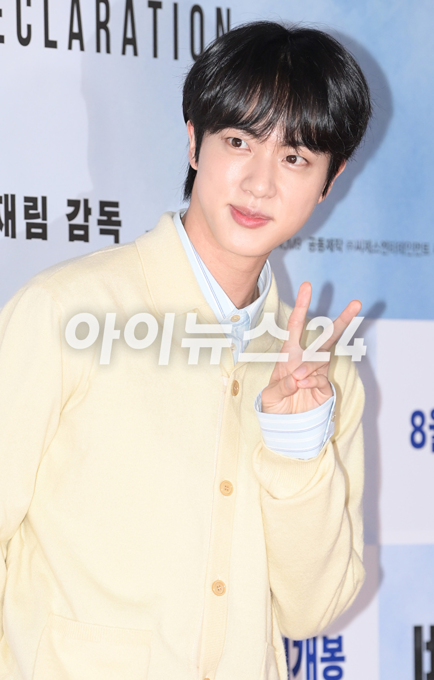방탄소년단 진이 25일 오후 서울 삼성동 메가박스 코엑스에서 열린 영화 &#39;비상선언&#39;(감독 한재림) VIP 시사회에 참석해 포토타임을 갖고 있다. [사진=정소희 기자]