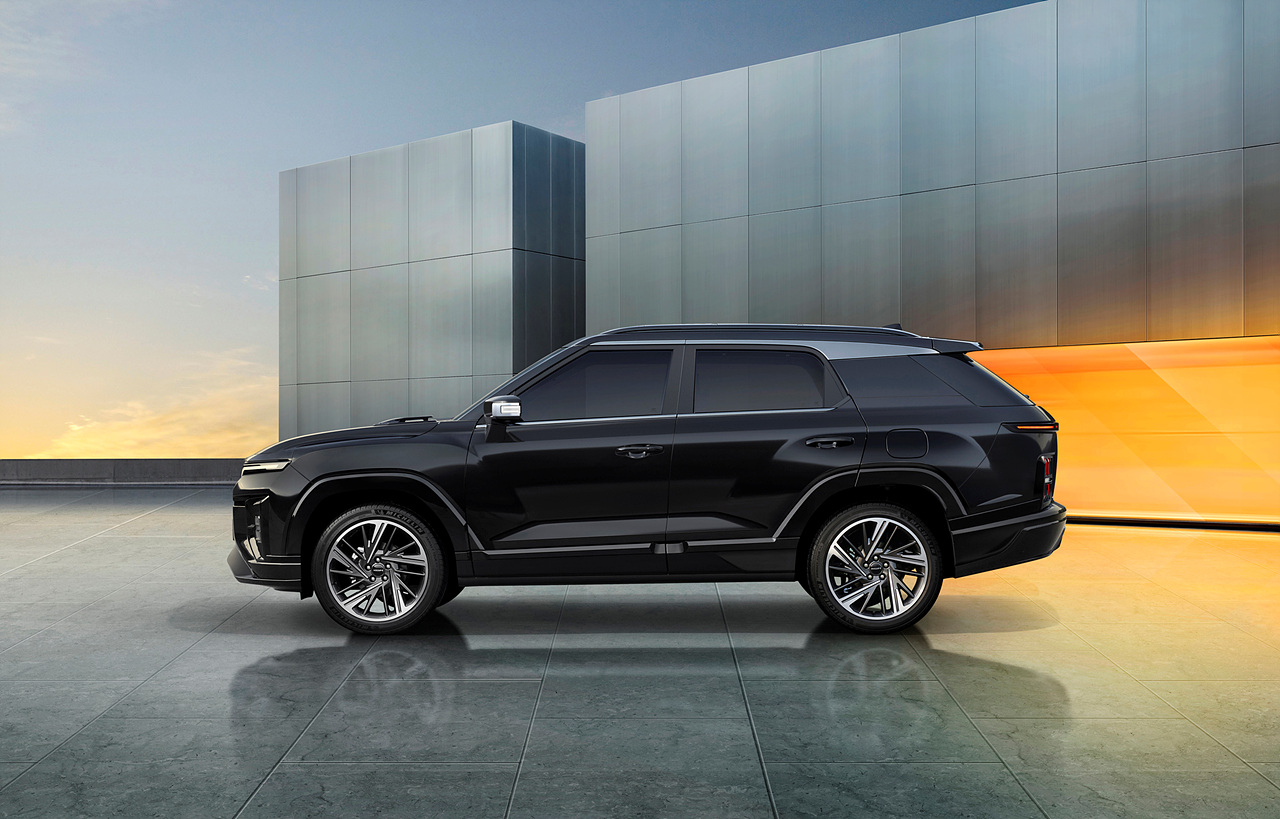 KGM 액티언 하이브리드 S8 도심 주행 SUV