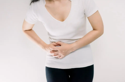 배가 아픈 여성