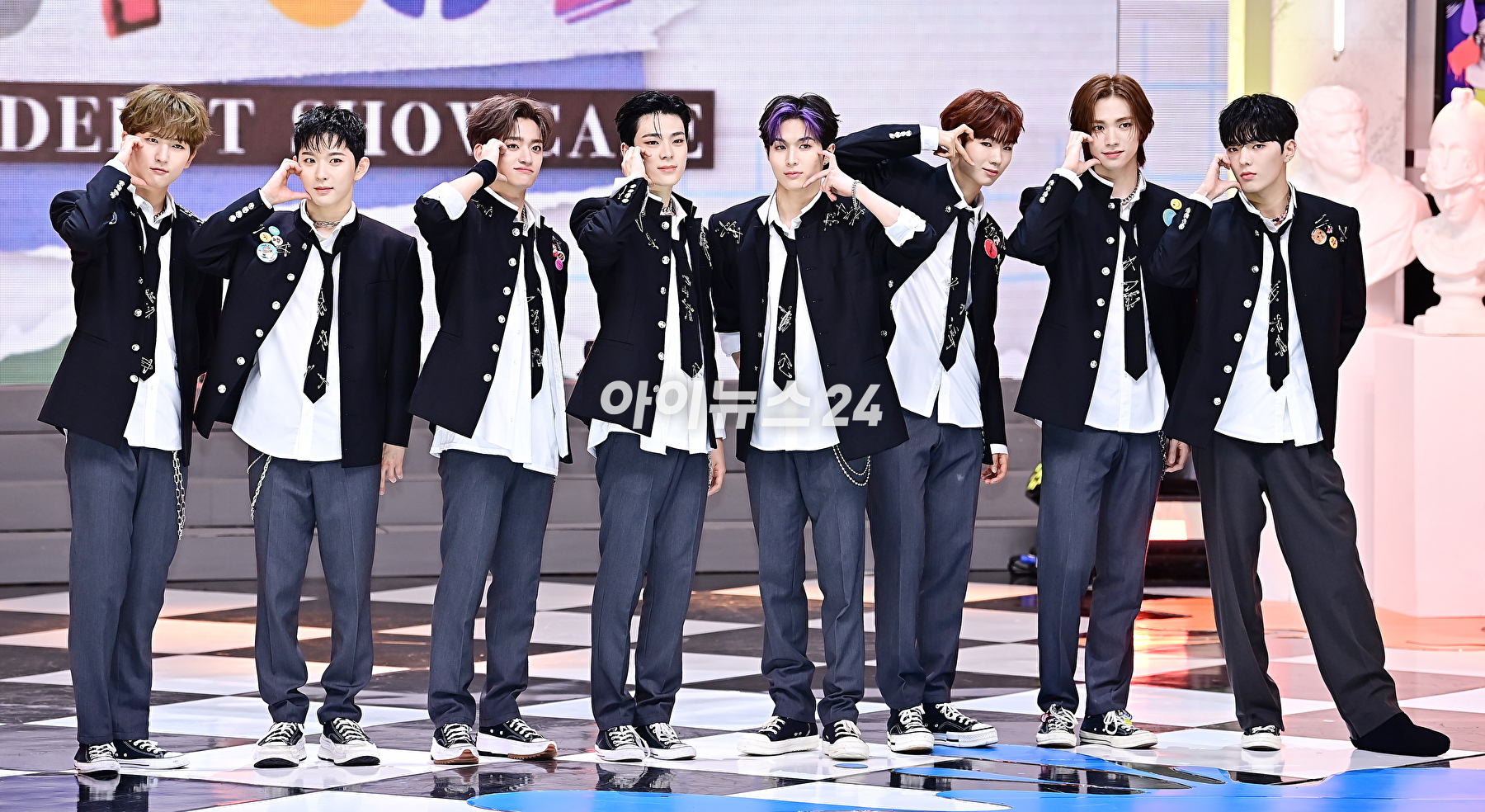 그룹 휘브(WHIB)가 8일 오후 서울 상암동 SBS프리즘타워에서 열린 싱글 1집 'Cut-Out'(컷-아웃)을 발매 기념 쇼케이스에 참석해 포토타임을 갖고 있다. [사진=곽영래 기자]