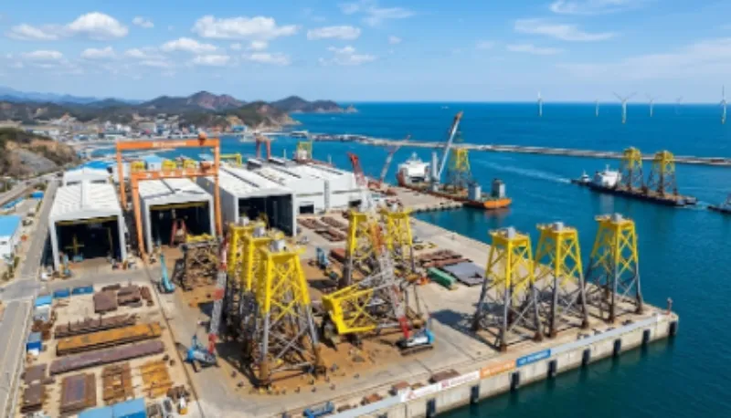 SK오션플랜트 고성 야드에서 제작 중인 대형 해상풍력 하부구조물(자켓)과 글로벌 해상 물류 운송 전경