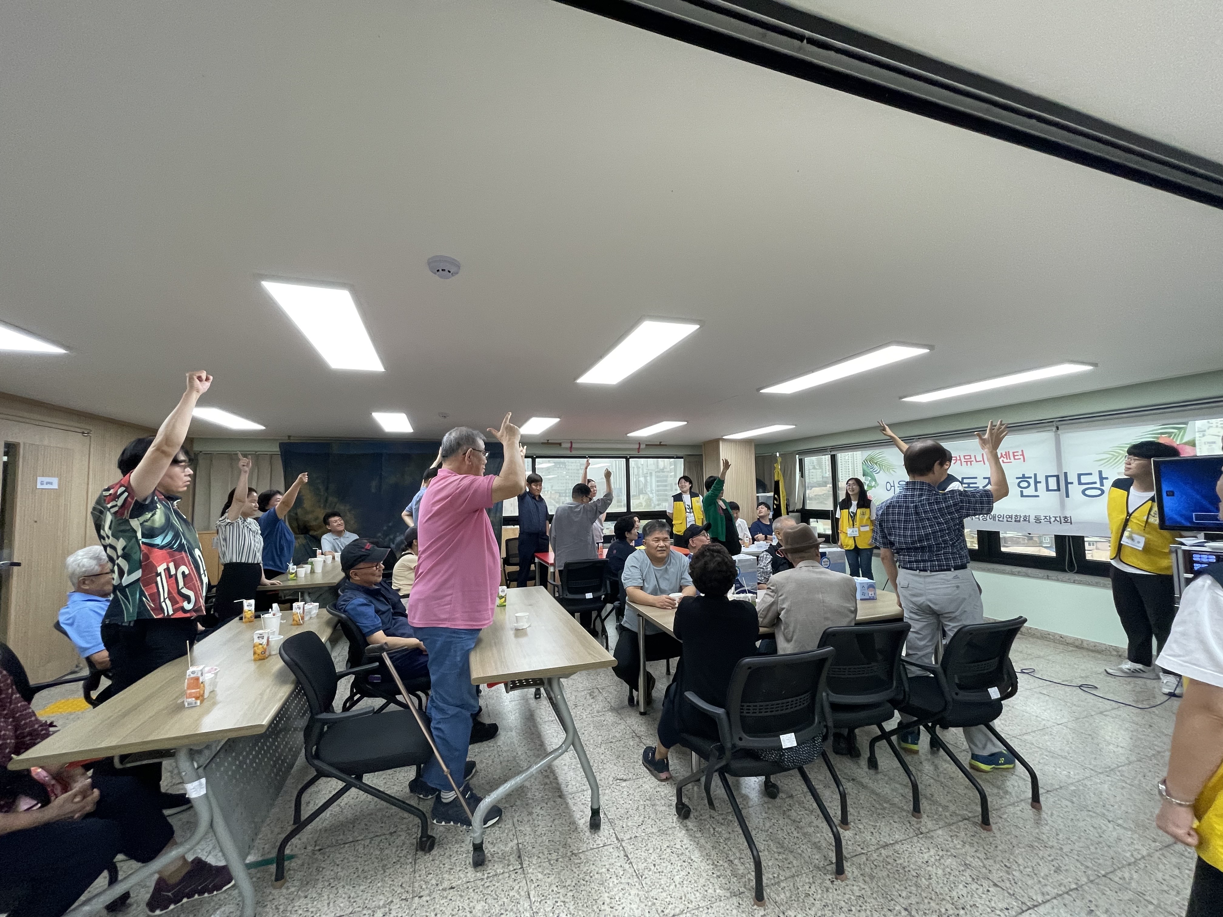 장기자랑 사이 미니게임으로 가위바위보를 진행하고있다.