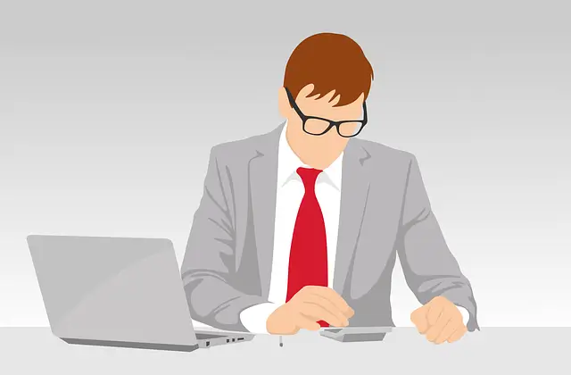 온라인 강의로 돈을 번다는 말, 이제는 더 이상 특별한 사람들만의 이야기가 아닙니다. 전문가, 직장인, 심지어 대학생까지도 본인의 지식과 경험을 팔아 수익을 창출하는 시대죠. 그런데 단순히 &ldquo;강의를 찍어서 올리면 된다&rdquo;는 식의 접근은 성공 가능성이 작습니다. 실제로 많은 사람들이 콘텐츠는 만들었지만 수익화에는 실패하곤 하죠.

이번 글에서는 단순히 '강의를 올리는 법'이 아니라, 실제 수익으로 연결되기 위한 전략과 실제로 통하는 팁들을 총망라해서 알려드릴게요. 당신의 지식이 &lsquo;수익&rsquo;이 되는 과정을 단계별로 정리해 보겠습니다.

1. &ldquo;잘하는 걸 팔지 마세요&rdquo; &ndash; 수요 중심의 콘텐츠 선정
많은 분이 &ldquo;내가 잘하는 것&rdquo;을 강의 주제로 삼습니다. 틀린 말은 아니지만, 더 중요한 건 **&lsquo;사람들이 배우고 싶어 하는 것&rsquo;**입니다.

예를 들어, 당신이 엑셀 함수에 능숙하다면 단순히 &ldquo;엑셀 함수 강의&rdquo;가 아니라, &ldquo;회사에서 바로 쓰는 보고서용 엑셀 팁&rdquo;처럼 문제 해결형 강의로 만들어야 합니다. 문제 중심으로 접근해야 수강생이 몰립니다.

✅ 팁: 네이버 지식인, 유튜브 댓글, 인스타 Q&amp;A, 블로그 검색어를 통해 사람들이 자주 묻는 질문을 수집해 보세요. 그게 바로 강의 주제입니다.

2. 플랫폼마다 전략이 다르다 &ndash; 유튜브 vs 클래스101 vs 탈잉 vs 인프런
온라인 강의 플랫폼은 생각보다 다양합니다. 각각의 특징에 맞게 전략을 달리 해야 하죠.

유튜브: 무료 콘텐츠로 신뢰를 쌓고, 유료 전환 유도

클래스101: 스토리텔링 기반. &lsquo;나의 경험&rsquo;과 &lsquo;라이프스타일&rsquo;을 중심으로

탈잉: 실무 중심. &ldquo;현직자가 알려주는 생생한 팁&rdquo;에 강함

인프런: 직무/IT 계열 강의에 특화. 체계적인 커리큘럼이 중요

✅ 팁: 처음부터 여러 플랫폼에 올리기보다, 하나에 집중해서 피드백을 받고 개선하세요. 이후에 리패키징해 다른 플랫폼에 확장하세요.

3. &lsquo;강사&rsquo;보다 &lsquo;가이드&rsquo;가 되어야 한다
강의 콘텐츠는 점점 &lsquo;전문가의 말&rsquo;보다 &lsquo;같이 가는 사람&rsquo;의 느낌을 선호합니다. 너무 딱딱하고 완벽하려고 하지 마세요. 수강생은 진짜 전문가의 완벽한 말보다 실패담, 실수, 시행착오를 통해 얻은 꿀팁을 원합니다.

✅ 예시: &ldquo;이렇게 하면 안 돼요. 제가 해봤는데 시간만 낭비했어요&rdquo; 같은 멘트는 진정성을 줍니다.

4. 콘텐츠 포맷 &ndash; 짧고 임팩트 있게
많은 강의 제작자들이 &ldquo;많은 내용을 넣는 게 좋다&rdquo;고 착각합니다. 오히려 수강생은 짧고 임팩트 있는 영상을 더 선호합니다.

한 영상은 3~7분 내외

한 강의당 하나의 핵심만 전달

요약, 정리, PDF 제공 등으로 복습 유도

✅ 팁: &lsquo;처음부터 끝까지 집중력 유지가 가능한 구조&rsquo;로 설계하세요. 수강생은 &lsquo;완강&rsquo;할 확률이 높을수록 후기와 수익으로 이어집니다.

5. 촬영 장비? 스마트폰이면 충분하다
처음부터 고가의 장비를 살 필요 없습니다. 오히려 중요한 건 콘텐츠 기획력과 시청자와의 거리감 없는 전달력입니다.

스마트폰 + 삼각대 + 조명(1~2만원대 링라이트)

무료 녹음 앱 또는 USB 마이크

캡처 영상은 OBS Studio (무료)

✅ 팁: 영상 퀄리티보다는 목소리와 화면 구성의 명확성이 훨씬 중요합니다. 음질은 특히 민감한 요소입니다.

6. 수익화는 한 번이 아니라 반복이다 &ndash; 리사이클 전략
강의를 한 번 만들었다고 끝이 아닙니다. 그것을 다른 형태로 리패키징하면 새로운 수익을 창출할 수 있습니다.

강의 일부를 유튜브로 발행 &rarr; 구독자 유입

콘텐츠를 PDF로 제작 &rarr; 전자책 판매

실시간 강의로 전환 &rarr; 고급 수강생 모집

블로그나 뉴스레터 콘텐츠로 재가공

✅ 팁: 하나의 콘텐츠로 3~5가지 형태로 확장 가능한지 항상 고려해 보세요.

7. 평범한 나도 가능한가? &rarr; &ldquo;오히려 당신이 유리합니다&rdquo;
오히려 전문가보다 초보자에게 가까운 사람이 더 잘 가르칠 수 있습니다. 왜냐하면, 입문자의 시선을 이해하고 설명할 수 있기 때문이죠.

당신이 겪었던 어려움, 실패, 시간 낭비 &ndash; 이것들이 바로 수강생이 돈 주고 배우고 싶어 하는 것들입니다. 당신이 잘 모르는 분야에서조차 **&lsquo;처음 시작하는 사람을 위한 가이드&rsquo;**가 될 수 있습니다.

8. 현실적인 수익 구조
그렇다면 실제 수익은 어떻게 들어올까요?

클래스101: 1인당 수강료 &times; 등록자 수 &ndash; 수수료(약 30%)

탈잉: 평균 수강료 5~10만원, 실시간/오프라인도 가능

인프런: 구매자 수 기반. 인기 강의는 수백~수천만 원 수익

자체 사이트: 결제 시스템 연동 시 전체 수익 가져감 (초보자에겐 부담될 수 있음)

✅ 팁: 처음에는 플랫폼 수수료가 아깝게 느껴지지만, 트래픽과 신뢰 확보에 도움이 되므로 투자라고 생각하세요.

마무리: 지식의 가치, 당신이 결정합니다
&ldquo;이건 별거 아닌데?&rdquo;라고 생각한 당신의 경험이 누군가에겐 인생의 힌트가 됩니다. 중요한 건 시작하는 용기와 지속적인 개선입니다. 처음은 서툴 수 있습니다. 그러나 온라인 강의는 단 한 번의 촬영이 아닌, 반복적이고 누적 가능한 &lsquo;디지털 자산&rsquo;입니다.

지금 바로, 당신의 노트북을 열고 첫 슬라이드를 만들어보세요. 수익은 그 다음에 따라옵니다.