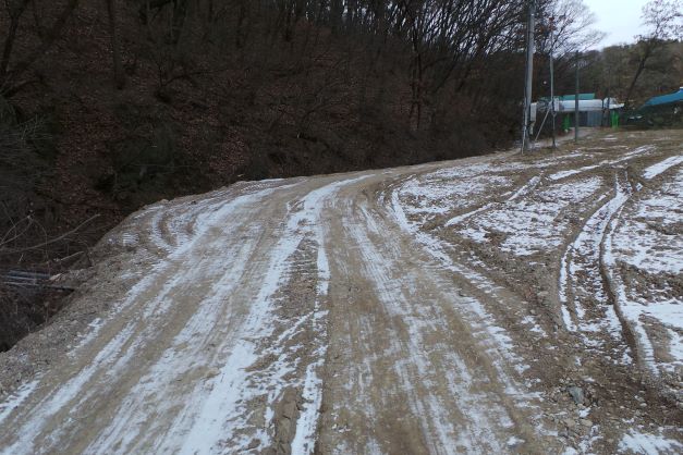 눈 쌓인 길, 차량 타이어 자국,