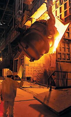 포스코의 중국 장자강(張家港) 스테인리스 공장 전기로에서 만든 쇳물을 정련로에 집어넣어 불순물을 제거하고 있다.