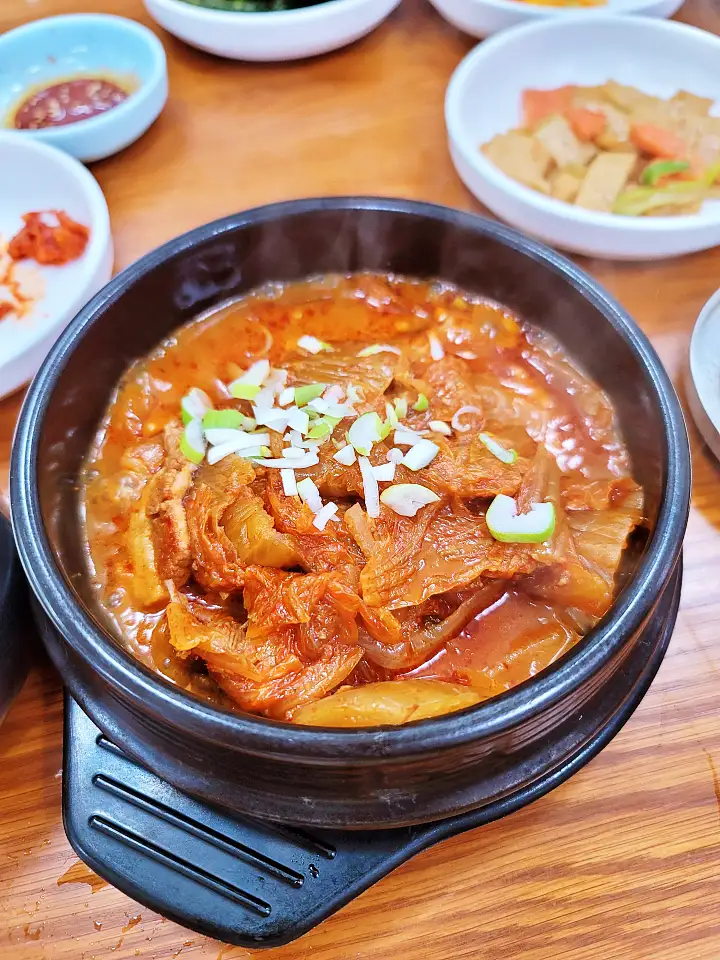 진심 가득 건강 담은 맛 광주 광역시 남구 맛집 추천 생방송투데이 단일메뉴 해남배추 김치로 승부 12시간 숙성 김치찌개 묵은지 오늘방송 고수뎐