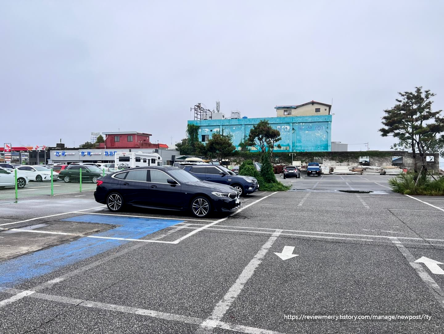 캠핑장 앞 주차장