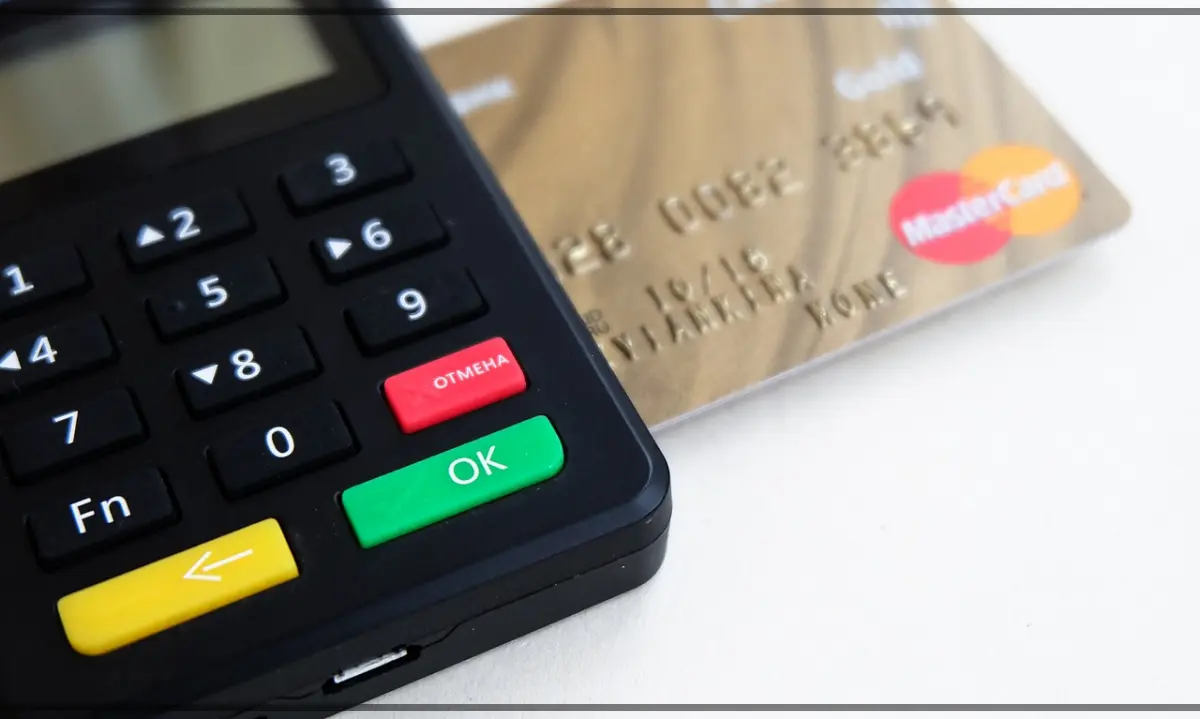 금색-마스터카드-로고가-있는-신용카드와- 숫자-키패드와-빨간-취소-버튼- 초록-확인-버튼이-보이는-단말기-사진